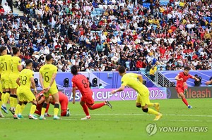 [아시안컵] 그래도 빛난 &apos;황금 왼발&apos;…이강인 "하나로 뭉쳐서 16강전 승리"