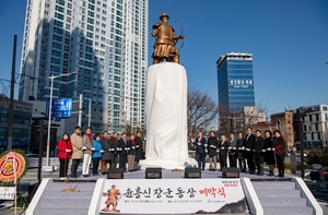 &apos;임진왜란 영웅&apos; 윤흥신 장군 동상, 42년 만에 재건립