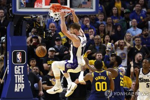 사보니스 덩크…NBA 새크라멘토, 골든스테이트에 짜릿한 승리(종합)