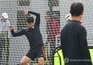 [아시안컵] 캡틴 손흥민의 화려한 &apos;몸개그&apos;…분위기 끌어올린 클린스만호