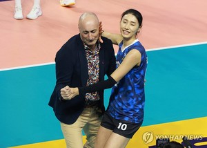 &apos;올스타 세리머니상&apos; 김연경 "감독님과의 강렬한 댄스 덕"