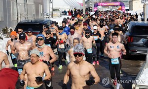 "대관령 칼바람쯤이야" 영하 12도에 열린 알몸 마라톤대회