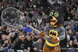 NBA 코트 난입한 박쥐, 배트맨 옷 입은 스퍼스 마스코트에 생포