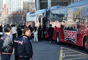 &apos;감독 없는 전지훈련&apos; 프로야구 KIA 선수단 무거운 &apos;호주행&apos;