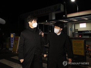 &apos;후원업체서 뒷돈 혐의&apos; KIA 김종국·장정석 구속영장 기각(종합)