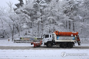 흐리고 남부 비…강원·경북동해안 많은 눈(내일 날씨 예보)