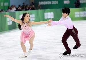 [청소년올림픽] &apos;치킨파티&apos;로 극복한 김지니-이나무 "잘 이겨내 자랑스러워"
