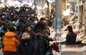 설 앞둔 주말 전통시장 북적…오른 물가에 계산대에서 머뭇