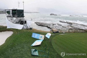 PGA 투어 페블비치 프로암 4라운드, 악천후로 하루 연기