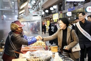 이수희 강동구청장, 설 맞아 전통시장 돌며 민생 현장 점검