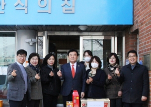 태백시의회, 설 맞아 요양시설 위문·전통시장 장보기