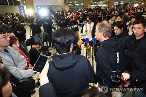 팬 비판 속에 귀국한 클린스만 감독 "아시안컵 4강, 실패 아냐"