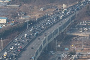 설 연휴 첫날 고속도로 정체…서울→부산 소요시간 8시간 40분