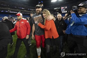 &apos;스위프트 효과&apos; 남친 뛰는 NFL까지…"4천400억원 브랜드 수익 창출"