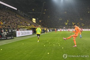 유럽 축구 경기장에 날아든 테니스공·동전 초콜릿·비닐 우의