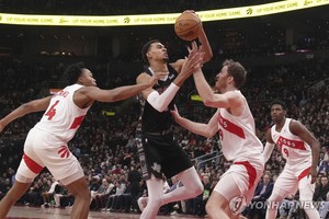 &apos;슈퍼 루키&apos; 웸반야마, NBA서 3년 만에 &apos;10블록 트리플더블&apos;