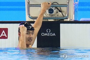 황선우, 세계선수권 자유형 200ｍ 금빛 역영…3회 연속 메달(종합)