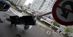 가수 양준일 팬클럽, 태풍 수습 중 전신마비 소방관 치료비 기부