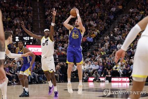 벤치 멤버로 밀린 톰프슨 35점…NBA 골든스테이트, 유타 제압