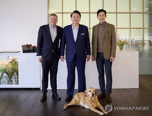 尹대통령, &apos;오징어 게임2&apos; 이정재·넷플릭스 CEO와 오찬