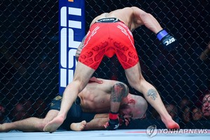 UFC 볼카노프스키, 충격의 KO패…페더급 17연승 행진 마감