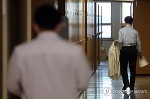 &apos;의료대란 이미 현실화&apos; 수술 늦추는 병원들…"암 환자인데 일단 대기"