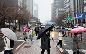 전국 흐리고 눈 또는 비…도로 살얼음 주의(오늘 날씨 예보)