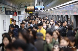 폭설에 선로 얼어 서울 지하철 5호선 전 구간 25분씩 지연·연착