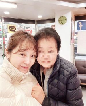 이승연, 4살 때 떠난 친엄마와 다정 투샷…붕어빵 미모