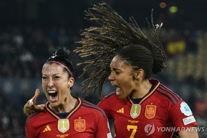 &apos;강제 입맞춤&apos; 스페인 여자축구, 사상 첫 올림픽 진출