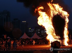 밤 9시30분 둥근 &apos;미니문&apos;…전국서 풍성한 정월대보름 행사(종합)