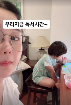 “독서 시간”…&apos;진화♥&apos; 함소원, 베트남에서 딸과 일상 공개