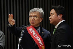 전공의 복귀 기한 이틀 전 의협 간부 고발…&apos;법대로 한다&apos;(의대 증원)