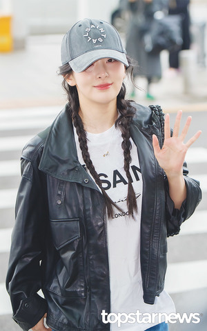 레드벨벳(Red Velvet) 슬기, ’하이슬기’ (인천공항 출국) [HD포토]