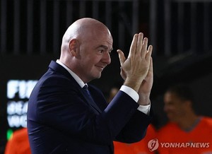 FIFA 인판티노 회장 "블루카드 도입 반대"