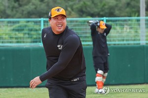 류현진 vs 문동주 연습경기, 한화 자체 생중계…"관심 폭발적"