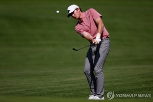 PGA 투어 던랩, 파머 대회서 이틀 동안 &apos;나 홀로&apos; 라운드