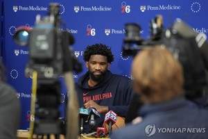 무릎 수술 받은 NBA 스타 엠비드 "코트로 곧 돌아오겠다"