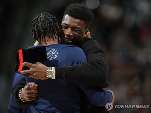 징계 중인 브라이언트, 적진에서 받은 NBA 우승 반지