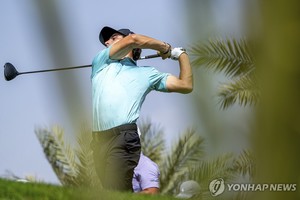 니만, LIV골프 제다 2R서 2타차 선두… 시즌 2승 도전