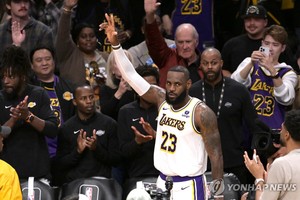 &apos;킹&apos; 제임스, NBA 사상 최초로 정규리그 4만 득점 금자탑(종합)