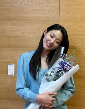 설현, 특별한 날 꽃미모 자랑…"행복한 미소"