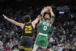 NBA 보스턴, &apos;커리 4점&apos; 골든스테이트 52점 차 대파…11연승