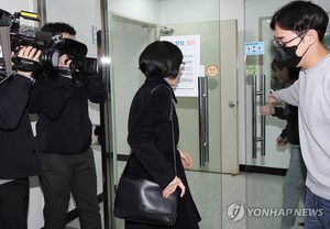 복귀한 김유진 野방심위원, 방송소위 참석 시도 불발