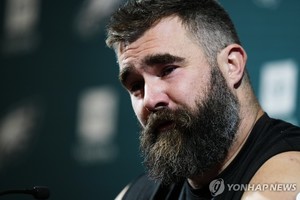 &apos;스위프트 남친의 형&apos; NFL 제이슨 켈시, 눈물로 현역 은퇴 선언