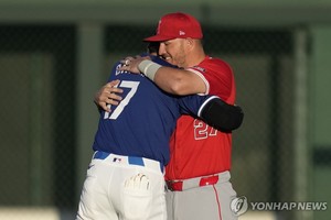 다른 팀으로 재회한 MLB 오타니-트라우트 &apos;뜨거운 포옹&apos;