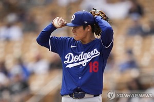 MLB 투수 최고액 야마모토, 두 번째 등판서 3이닝 5실점