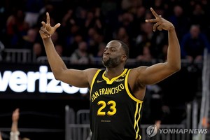 NBA 골든스테이트, 밀워키에 완승…&apos;52점 차 패배&apos; 아픔 털어