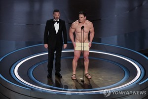 &apos;알몸 등장&apos; 파격 오스카 시상식…장외에선 가자전쟁 중단 시위