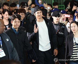 "무교인데 응답받은 느낌"…오타니 등장에 인천공항 &apos;후끈&apos;